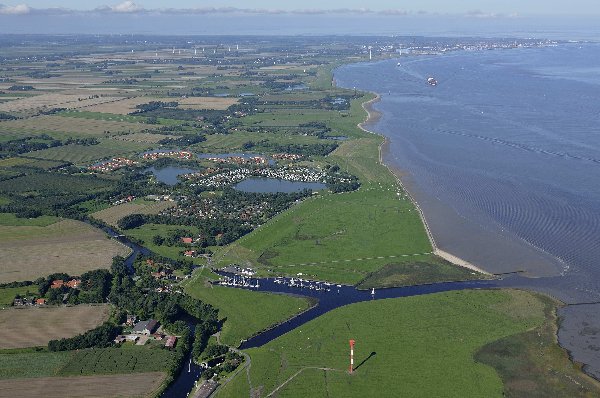 Blick über den Wasserpark, im Vordergrund die Schleuse und rechts die Nordsee